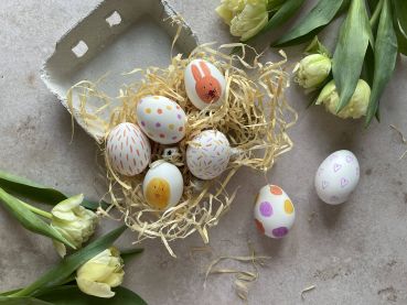 Décorer des œufs de Pâques avec des feutres